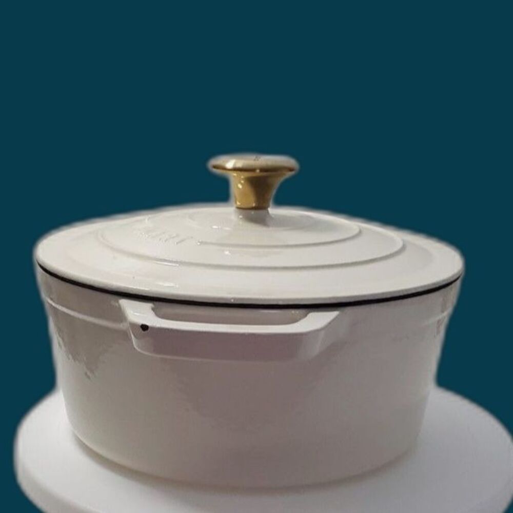 Le Creuset Signature Round Dutch Oven/Casserole with a gold knob 3QT - Picture 4 of 10